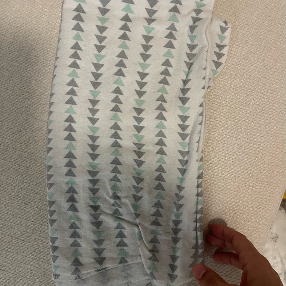 Baby blanket triangle shapes design